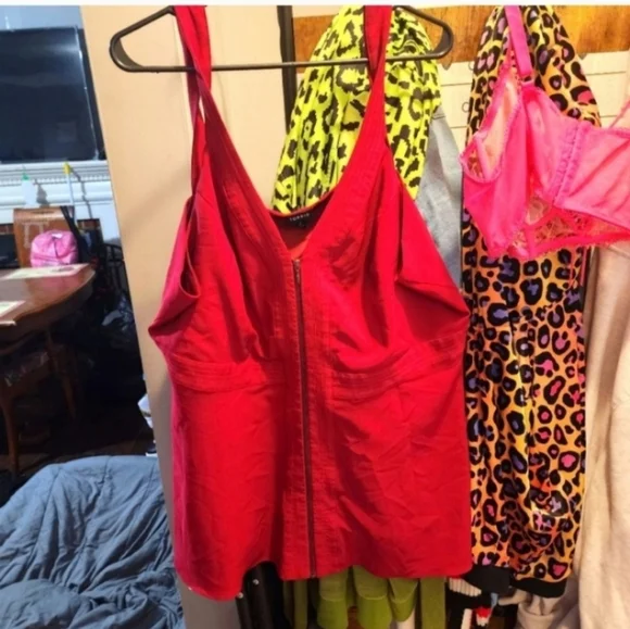 ⚘️NWOT Torrid 3x Peplum Crepe Zip-Front Top - Picture 3 of 6